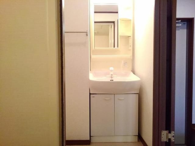 ヴィラジュ・フォンⅡの洗面所|明るい洗面所です