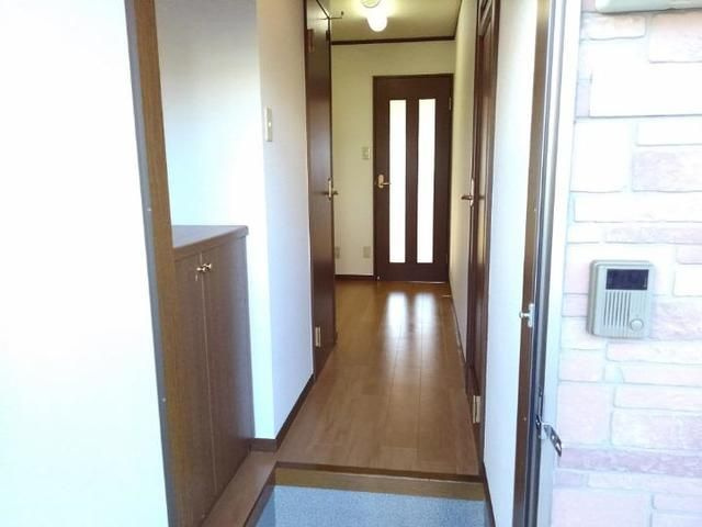 ヴィラジュ・フォンⅡの玄関|明るい玄関です