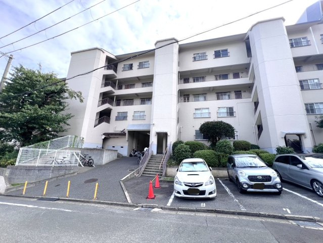 千里関大前コーポラスB棟　2階の外観|【 緑が多く閑静な住宅街に佇むマンション 】