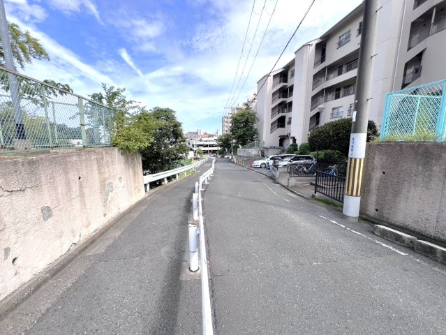 千里関大前コーポラスB棟　2階の外観|【 緑が多く閑静な住宅街に佇むマンション 】