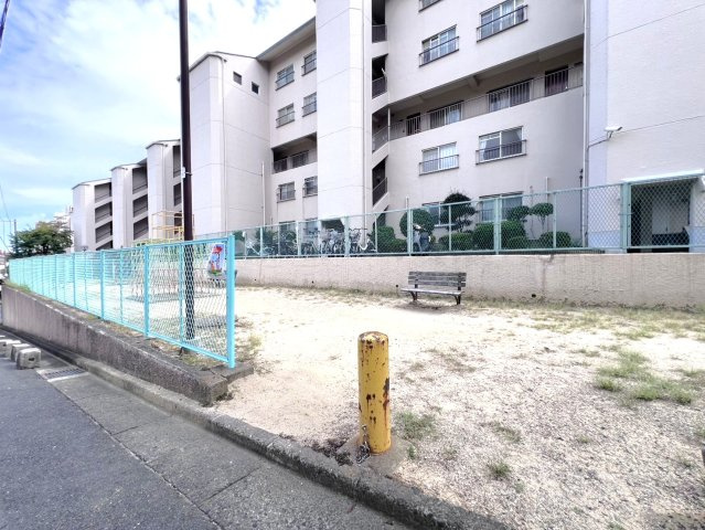 千里関大前コーポラスB棟　2階の周辺|【 マンション隣接の公園 】