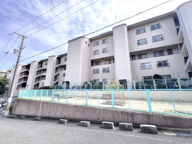 千里関大前コーポラスB棟　2階の周辺|【 マンション隣接の公園 】