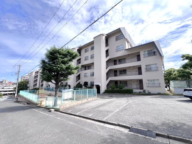 千里関大前コーポラスB棟　2階の外観|【 緑が多く閑静な住宅街に佇むマンション 】