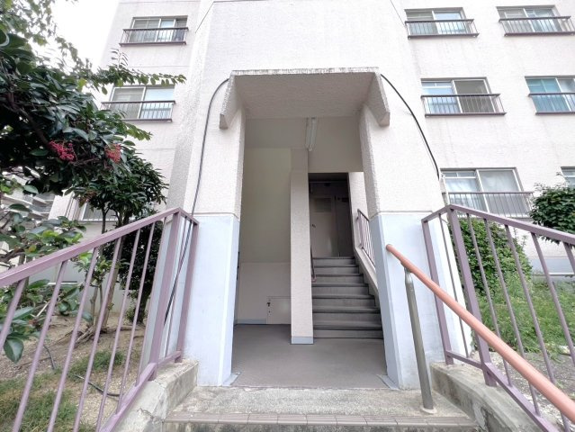 千里関大前コーポラスB棟　2階の外観|【 緑が多く閑静な住宅街に佇むマンション 】