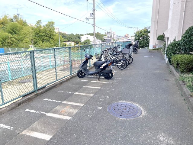 千里関大前コーポラスB棟　2階の駐輪場|【 バイク置場 】