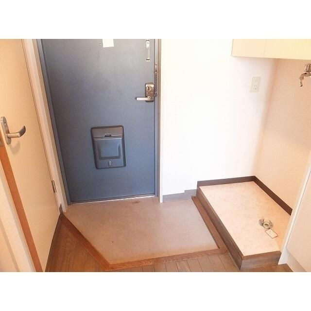 アベニール曙橋の玄関