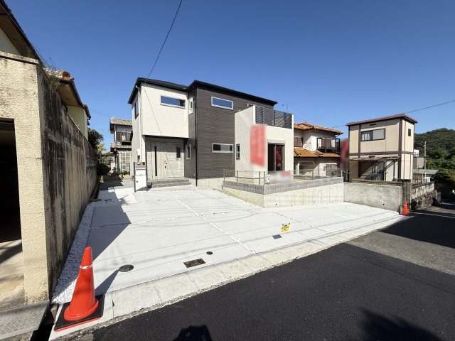 神戸市西区秋葉台２丁目新築戸建の前面道路含む現地写真