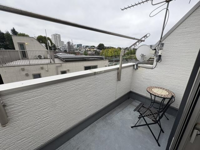 【バルコニー】 | 赤羽台３丁目戸建 | 外からの目が気にならないバルコニーで洗濯物が干せます