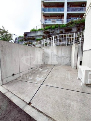 【駐車場】 | 赤羽台３丁目戸建 | 駐車場に車を止められます