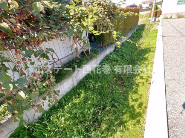 花巻市西宮野目第6地割　土地の周辺|西側境界、水路があります。