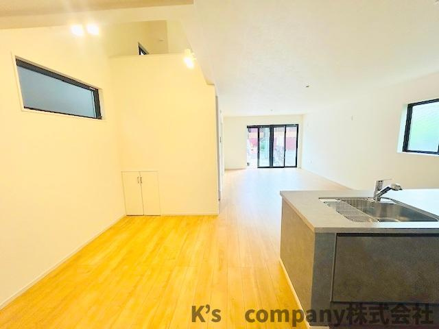 ◎茅ヶ崎市本村5丁目　新築戸建のキッチン|システムキッチンの後方にはお好きなデザインの食器棚を♪