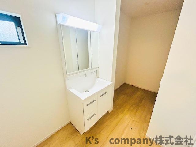 ◎茅ヶ崎市本村5丁目　新築戸建の独立洗面台|三面鏡の内側には小物収納が充実しています◇