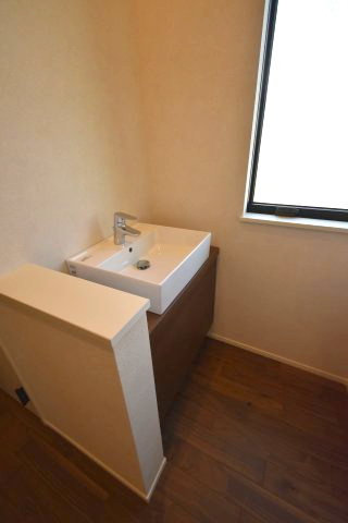 上馬5丁目・新築戸建の独立洗面台|玄関入ってすぐの手洗場です。