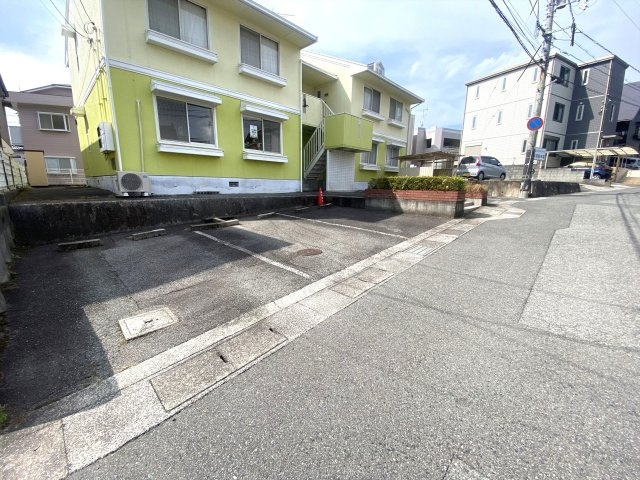 メゾンドール1の駐車場