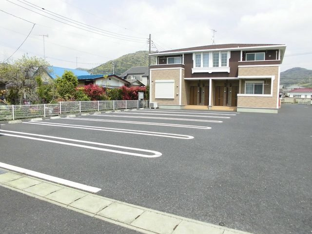 フローレスＢの駐車場