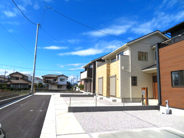 高崎市下佐野町（全３棟）２号棟の前面道路含む現地写真