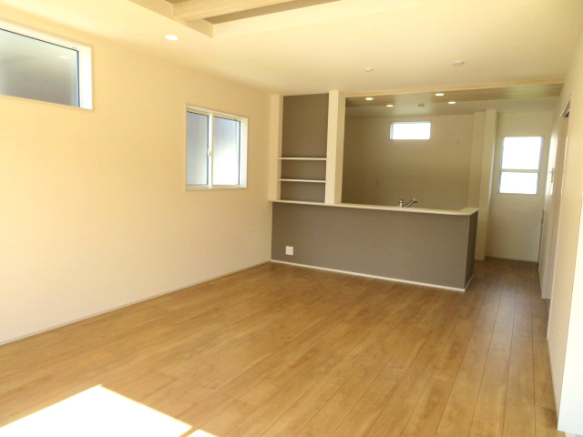 高崎市下佐野町（全３棟）２号棟の居間・リビング|ご家族の憩いの場となるLDKは、大きな窓からたっぷりの光が差し込む明るい空間です。リビング・ダイニング・キッチンと一体感のある広々空間でご家族くつろいで下さい(^▽^)/
