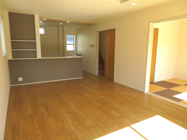 高崎市下佐野町（全３棟）２号棟の居間・リビング