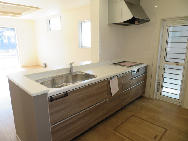 高崎市下佐野町（全３棟）２号棟のキッチン|ナチュラルな自然光の中での調理。お洒落な食器類を余裕で収納できるスペース。動きやすい女性目線のキッチン動線。これからはお料理をつくる時間が劇的に変わります。
