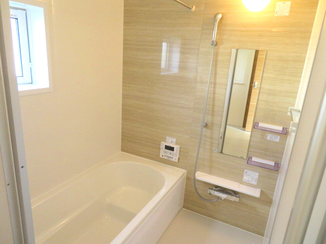 高崎市下佐野町（全３棟）２号棟の浴室|1坪サイズなので、お子様とご一緒の入浴でもゆったりできます。また、断熱性の良い仕様の為、入浴時間が違う場合でも温度を温かく保てます(^^♪
