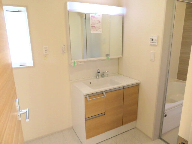 高崎市下佐野町（全３棟）２号棟の独立洗面台|朝のスタイリングもしやすいように三面鏡付きの洗髪洗面化粧台です(^^♪ 洗濯機置き場には窓が付いてるので換気や湿気対策にも便利ですね。