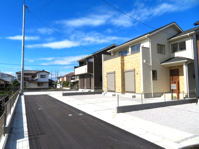 高崎市下佐野町（全３棟）２号棟の前面道路含む現地写真