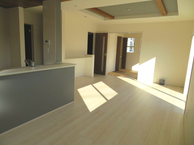 高崎市下佐野町（全３棟）3号棟の居間・リビング|広々としたリビング・ダイニング・キッチンです。一体的に配置しているためめより広く感じられます！南向きに面しているため日の光を最大限取り入れることが出来ます。