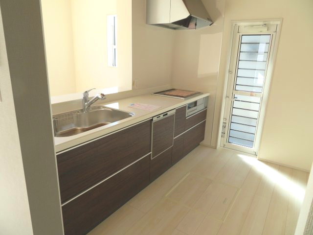 高崎市下佐野町（全３棟）3号棟のキッチン|対面式のシステムキッチンには、お手入れのしやすさと美しい質感が魅力の人工大理石シンクを採用。快適にお料理ができ、毎日のお料理も楽しくできそうですね(^▽^)/
