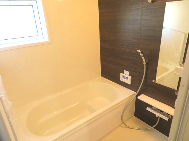 高崎市下佐野町（全３棟）3号棟の浴室|疲れを癒す広々としたバスルーム。足を伸ばして入れる1坪サイズの広々とした浴槽をセットしました。汚れにくい床で手軽なお掃除で綺麗が続きます。