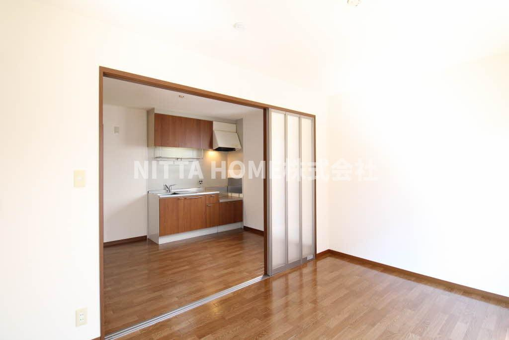 プラウシードⅠ，Ⅱの居間・リビング|キッチンスペースは５．９帖です★