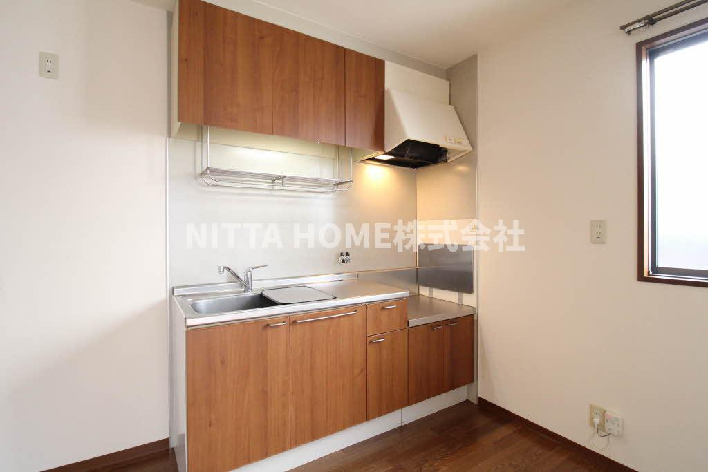 プラウシードⅠ，Ⅱのキッチン|上下に収納がついているオープンキッチンで隣に窓付き◇