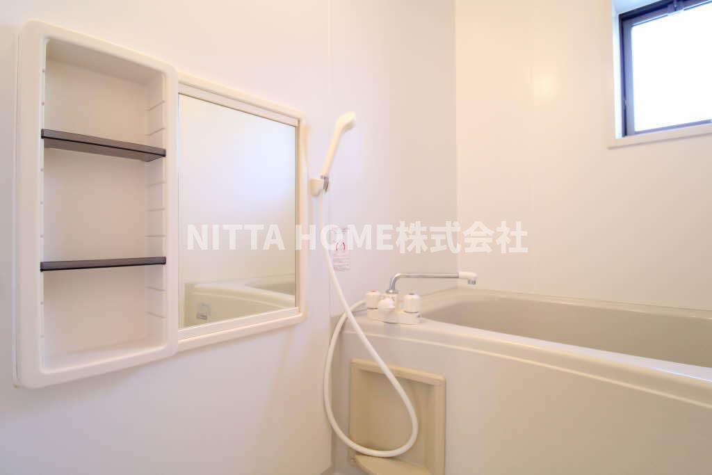 プラウシードⅠ，Ⅱの浴室|小窓付きの浴室になります＊