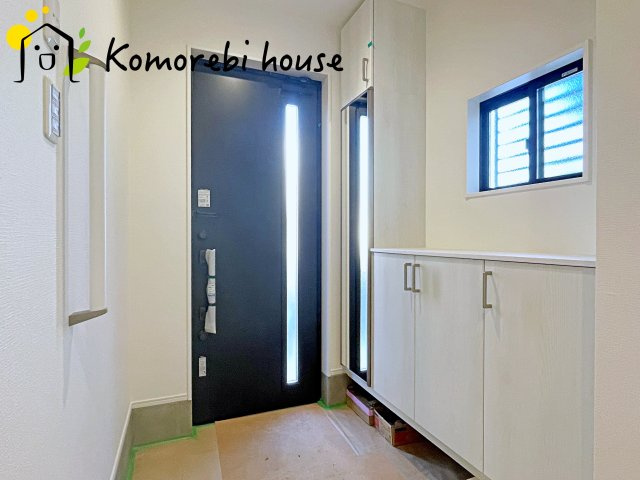 大宮指扇South side　新築一戸建て　グリーンガーデン　Jの玄関|明るく使いやすい玄関で、家族の生活をスムーズに。収納や導線も配慮された万能空間です。