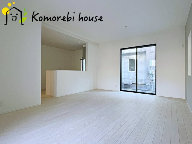 大宮指扇South side　新築一戸建て　グリーンガーデン　Jの居間・リビング|横長LDKは家具配置も自由で開放感あり。家族のライフスタイルに合わせた快適な暮らしを叶えます。