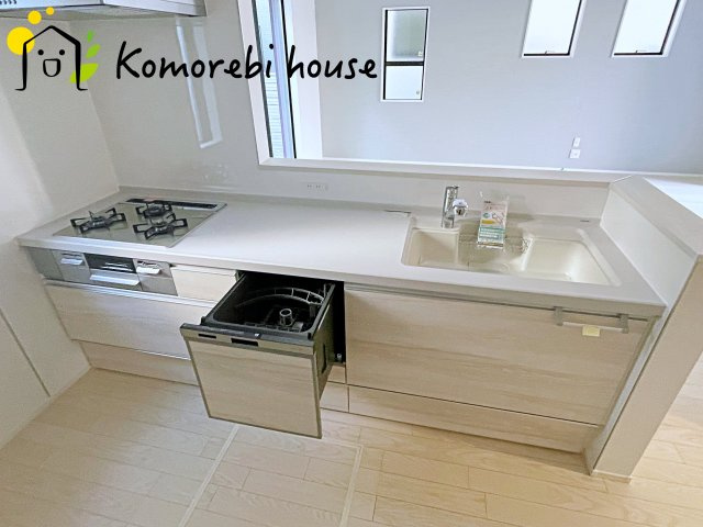 大宮指扇South side　新築一戸建て　グリーンガーデン　Jのキッチン|食洗機や浄水器を備えた多機能キッチン。広がりある空間で、家族と会話を楽しみながら料理ができるカウンターキッチンです。