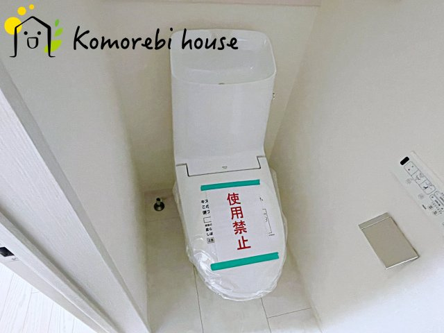 大宮指扇South side　新築一戸建て　グリーンガーデン　Jのトイレ|温水洗浄機能（ウォシュレット）標準装備で、毎日のトイレ時間がより快適に。やさしい温水洗浄で清潔を保てるだけでなく、冬場のヒヤッと感を軽減する暖房便座も嬉しいポイント。