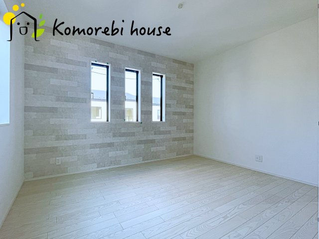 大宮指扇South side　新築一戸建て　グリーンガーデン　Jの寝室|一日の疲れをゆっくり癒せる主寝室は、ベッドを置いてもゆとりある広さが魅力。収納完備で衣類もスッキリ収まり、静かで落ち着いた空間が快適な眠りをサポートします。