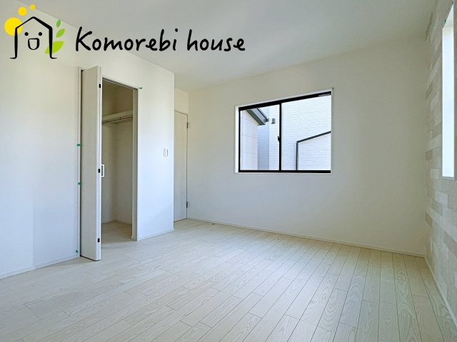 大宮指扇South side　新築一戸建て　グリーンガーデン　Jの寝室|寝室にはゆとりのある広さがあり、大きめのベッドも余裕をもって配置できます。
実際に内覧いただければ、サイズ感もよりイメージしやすいと思います。採寸もその場でご協力いたしますので、ぜひお確かめください。
