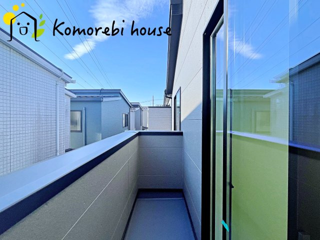 大宮指扇South side　新築一戸建て　グリーンガーデン　Jのバルコニー|防水施工がしっかりと施されたバルコニーで、雨の日も安心。長く使える耐久性を備えたメンテナンスしやすい仕様です。