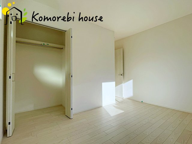 大宮指扇South side　新築一戸建て　グリーンガーデン　Jの子供部屋|日当たりがよく、机に向かう時間も自然とはかどる子ども部屋。寝る・学ぶ・遊ぶがコンパクトにまとまり、毎日の“小さな成長”を見守る空間です。