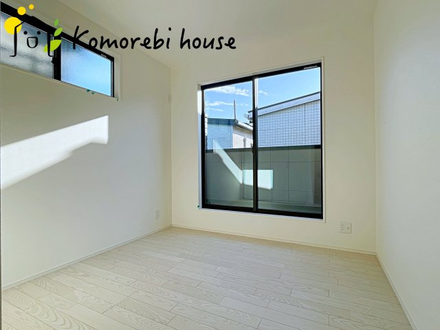 大宮指扇South side　新築一戸建て　グリーンガーデン　Jの洋室|明るい光が差し込む洋室は、寝室・子ども部屋・ワークスペースなど多用途に使える自由度の高い空間。家具の配置もしやすく、暮らしに合わせて柔軟に活用できます。