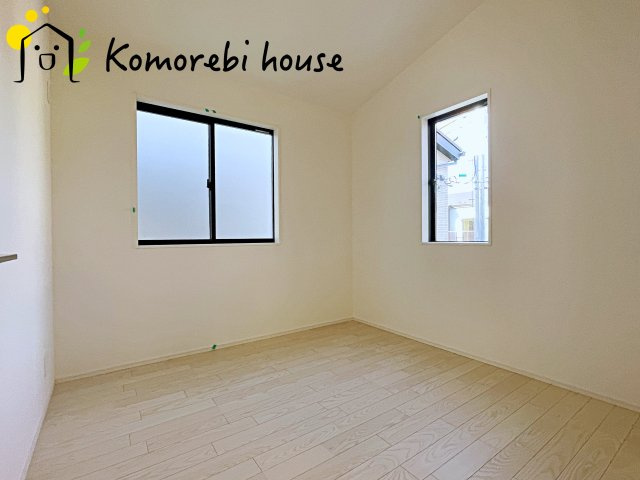 大宮指扇South side　新築一戸建て　グリーンガーデン　Jの洋室|ベッドをゆったり置いても余裕があり、テレビを見たり、読書を楽しんだり。夫婦の時間を静かに積み重ねられる落ち着いた寝室です。