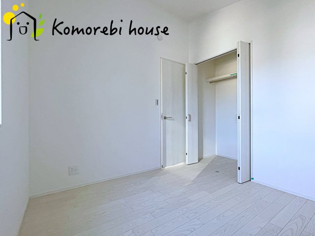 大宮指扇South side　新築一戸建て　グリーンガーデン　Jの収納|ハンガーラック付き収納なら、コートやシャツもシワなく掛けられて毎日の身支度がスムーズ。見せたくないものは隠しつつ、使いやすさと整理整頓の両方を叶えます。