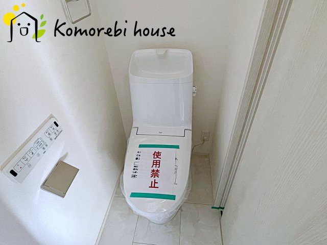 大宮指扇South side　新築一戸建て　グリーンガーデン　Jのトイレ|2階にもトイレがあることで、朝の混雑が解消し生活動線がスムーズに。新築ならではの間取り設計で、毎日の“プチストレス”が驚くほど減ります。