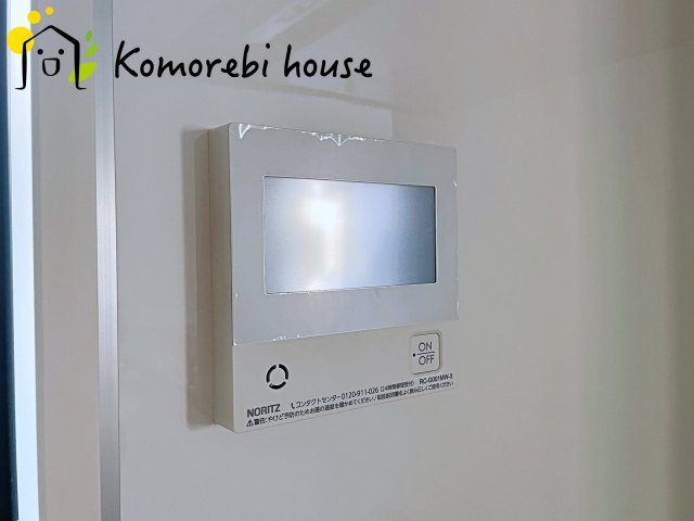 大宮指扇South side　新築一戸建て　グリーンガーデン　Jの設備|ワンタッチで湯張りや追い焚きができる給湯スイッチ。夕飯の支度をしながら、同時進行でお風呂の準備ができる効率の良い生活動線が魅力です。