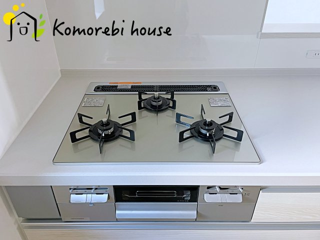 大宮指扇South side　新築一戸建て　グリーンガーデン　Jのキッチン|同時調理が叶う3口コンロと便利なグリル付き。忙しい朝のお弁当作りも、夕食の複数メニューもスムーズにこなせる頼れる設備です。