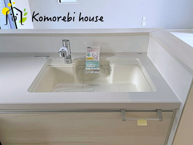 大宮指扇South side　新築一戸建て　グリーンガーデン　Jのキッチン|浄水器一体型で、いつでも美味しいお水がそのまま使えるキッチンシンク。料理やコーヒーづくり、炊飯にも安心して利用でき、毎日の食卓が少し豊かに。