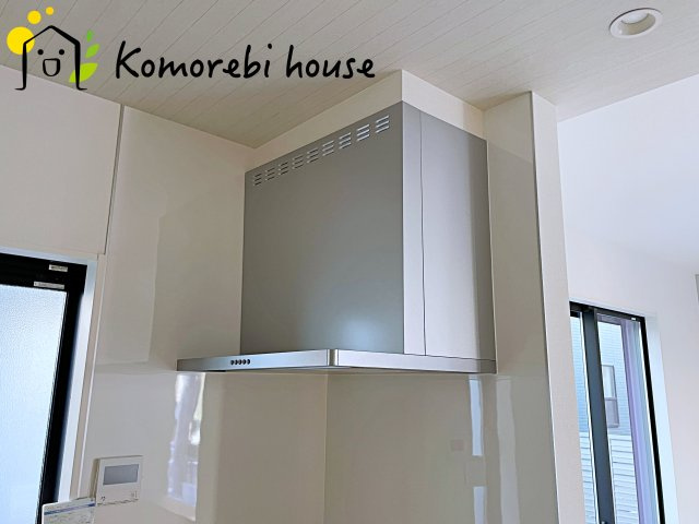大宮指扇South side　新築一戸建て　グリーンガーデン　Jのキッチン|吸引力の高いレンジフードが煙や匂いを素早く排出。揚げ物や炒め物も気兼ねなくでき、リビングに匂いを残しません。