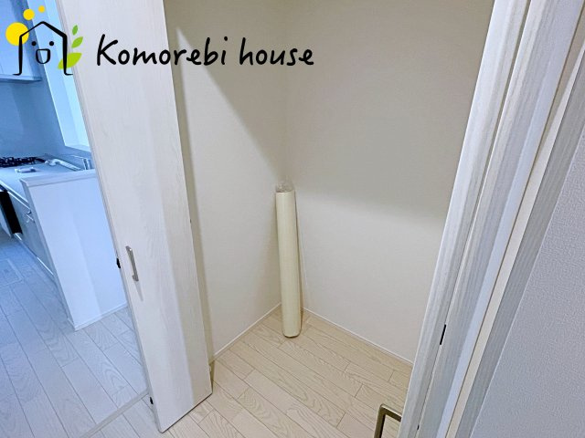 大宮指扇South side　新築一戸建て　グリーンガーデン　Jの収納|パントリーや収納付きで、キッチン周りがいつもスッキリ。家事の効率もアップする便利な空間です。