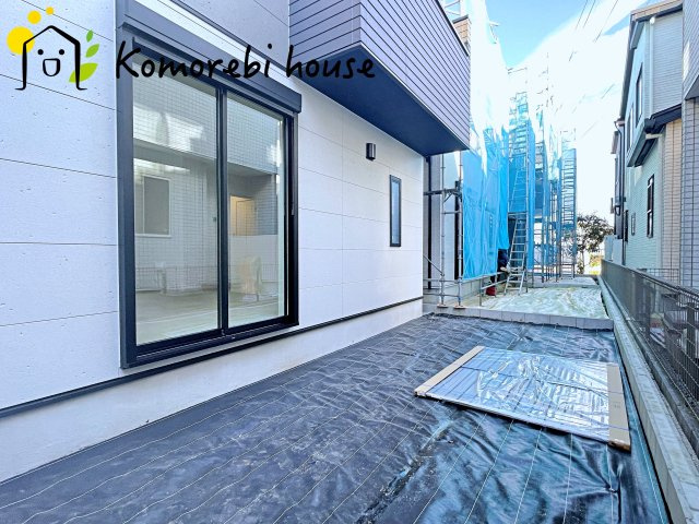 大宮指扇South side　新築一戸建て　グリーンガーデン　Jの庭|防草シートは雑草が生えるのを防ぐので煩わしいお手入れが減ります。普段は自転車置き場や家事スペースとして活躍し、見た目と実用性を兼ね備えた外構です。